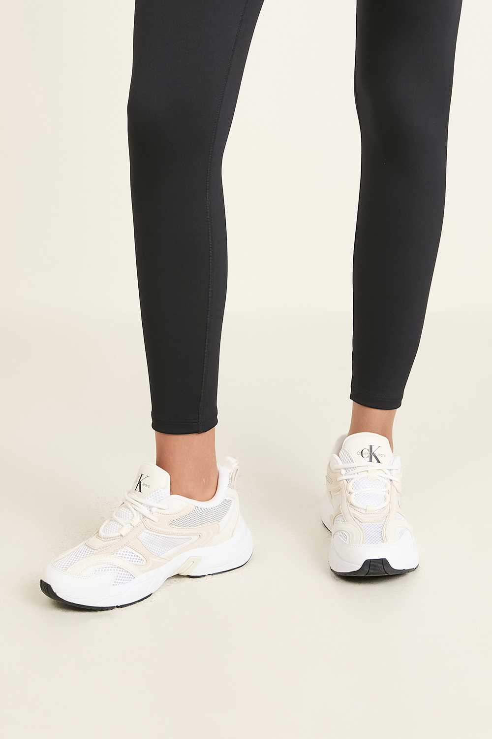 תמונת כל הלוק של נעלי סניקרס רטרו טניס